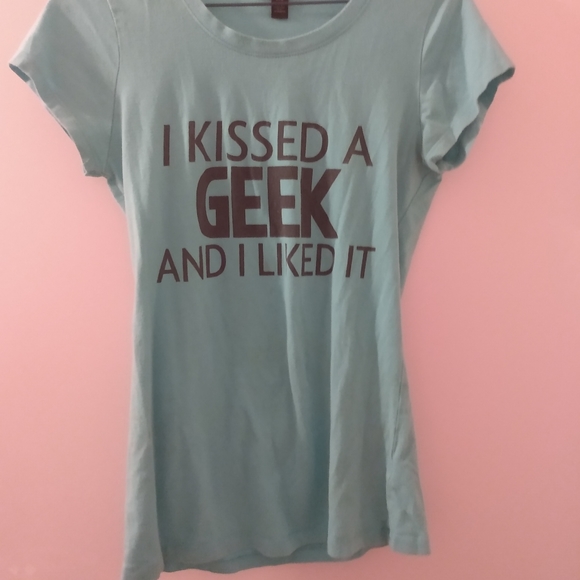I Kissed A Geek T-shirt - Picture 1 of 1